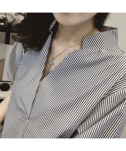 Ritzy(リッツィー)の「大人シルエット 半端袖 Vネックスタンドカラーストライプブラウス(シャツ/ブラウス・レディース・ブルー/ブラック・M/L/XL)」の1枚目の写真