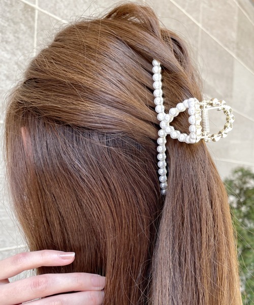 Alite cloth(アリーテクロス)の「ミニパールトレンドクリップ(バレッタ/ヘアクリップ・レディース・ホワイト/シルバー/シルバー系その他・FREE)」の6枚目の写真