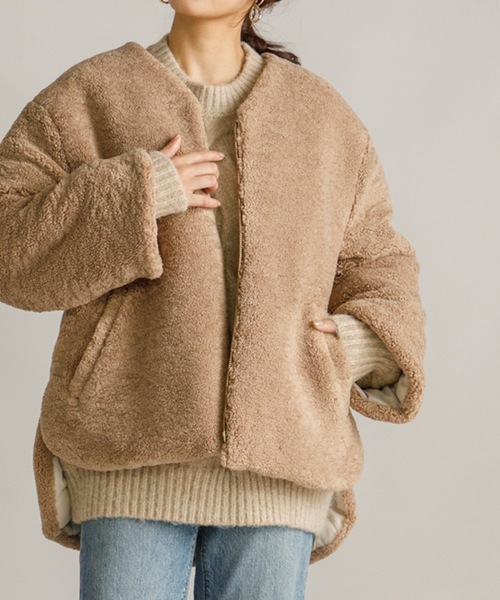 Emma Taylor（エマテイラー）の「ストール付きリバーシブルキルティングボアショートコート（ノーカラーコート・レディース・チャコールグレー/カーキ/アイボリー・FREE）」の6枚目の写真