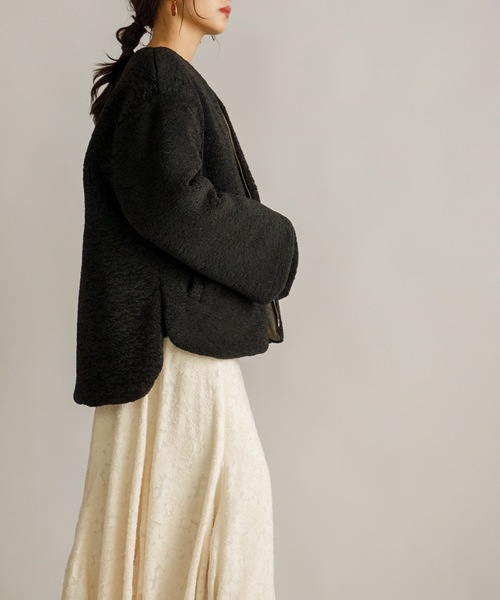 Emma Taylor（エマテイラー）の「ストール付きリバーシブルキルティングボアショートコート（ノーカラーコート・レディース・チャコールグレー/カーキ/アイボリー・FREE）」の15枚目の写真