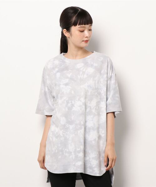 AMERICAN HOLIC（アメリカンホリック）の「タイダイ染め裾ラウンド5分袖カットチュニック（Tシャツ/カットソー・レディース・グレー・L/M）」の2枚目の写真