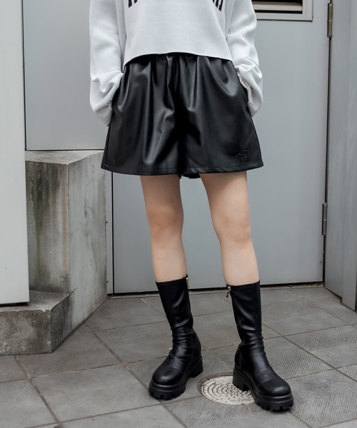 RASVOA（ラスボア）の「フェイクレザーワイドショートパンツ（その他パンツ・レディース・ブラック/アイボリー・FREE）」の3枚目の写真