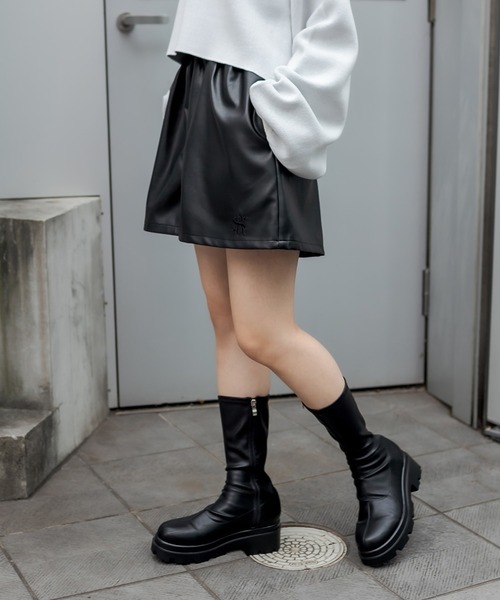 RASVOA（ラスボア）の「フェイクレザーワイドショートパンツ（その他パンツ・レディース・ブラック/アイボリー・FREE）」の4枚目の写真