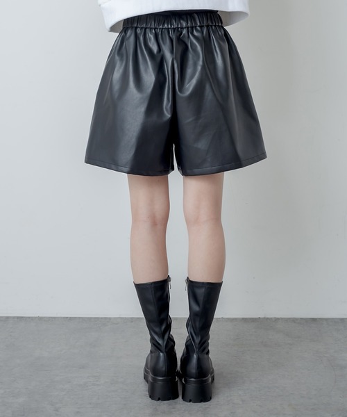RASVOA（ラスボア）の「フェイクレザーワイドショートパンツ（その他パンツ・レディース・ブラック/アイボリー・FREE）」の20枚目の写真
