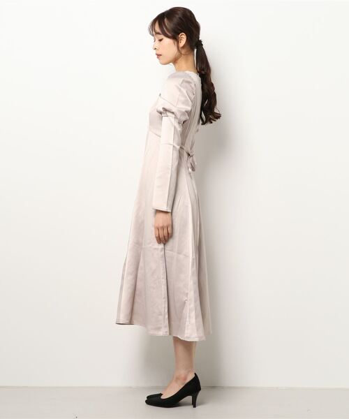ANDGEEBEE(アンジービー)の「パフスリーブサテンワンピ(ワンピース・レディース・アッシュブラウン/ピンクベージュ・MEDIUM)」の16枚目の写真