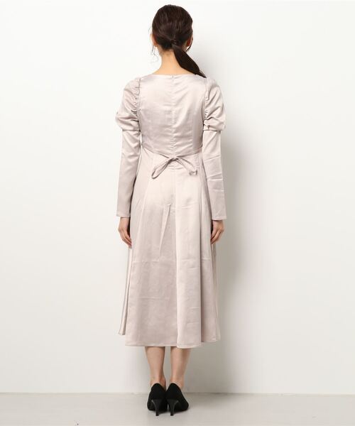 ANDGEEBEE(アンジービー)の「パフスリーブサテンワンピ(ワンピース・レディース・アッシュブラウン/ピンクベージュ・MEDIUM)」の4枚目の写真