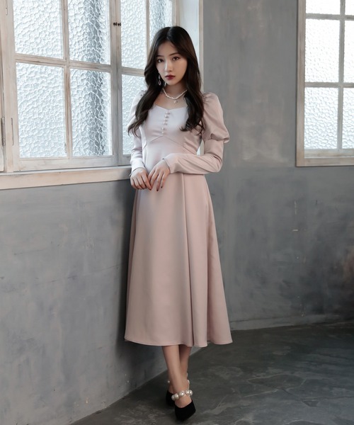 ANDGEEBEE(アンジービー)の「パフスリーブサテンワンピ(ワンピース・レディース・アッシュブラウン/ピンクベージュ・MEDIUM)」の2枚目の写真