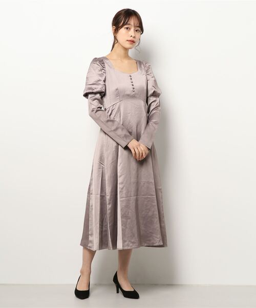 ANDGEEBEE(アンジービー)の「パフスリーブサテンワンピ(ワンピース・レディース・アッシュブラウン/ピンクベージュ・MEDIUM)」の21枚目の写真