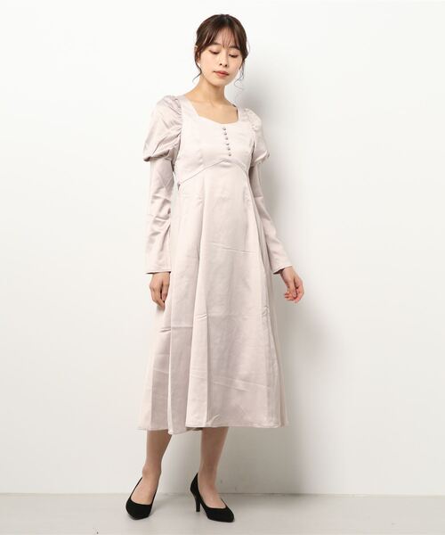 ANDGEEBEE(アンジービー)の「パフスリーブサテンワンピ(ワンピース・レディース・アッシュブラウン/ピンクベージュ・MEDIUM)」の13枚目の写真