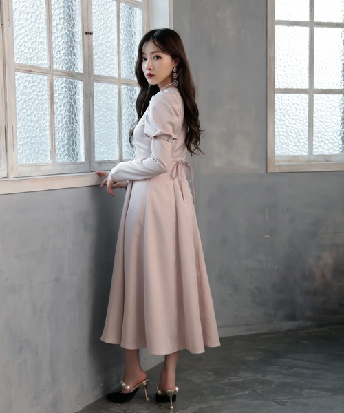 ANDGEEBEE(アンジービー)の「パフスリーブサテンワンピ(ワンピース・レディース・アッシュブラウン/ピンクベージュ・MEDIUM)」の9枚目の写真