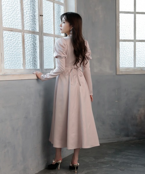 ANDGEEBEE(アンジービー)の「パフスリーブサテンワンピ(ワンピース・レディース・アッシュブラウン/ピンクベージュ・MEDIUM)」の12枚目の写真