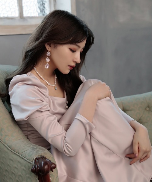 ANDGEEBEE(アンジービー)の「パフスリーブサテンワンピ(ワンピース・レディース・アッシュブラウン/ピンクベージュ・MEDIUM)」の3枚目の写真