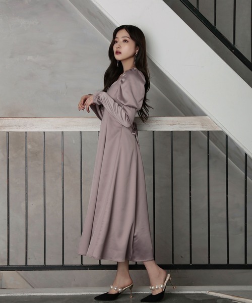 ANDGEEBEE(アンジービー)の「パフスリーブサテンワンピ(ワンピース・レディース・アッシュブラウン/ピンクベージュ・MEDIUM)」の8枚目の写真