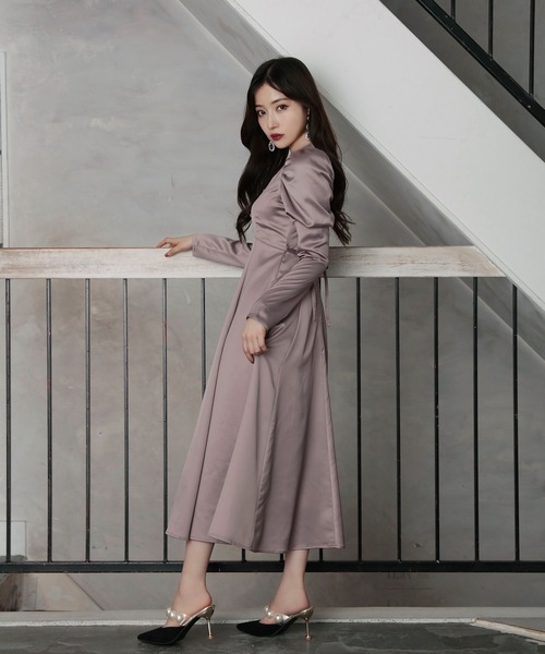 ANDGEEBEE(アンジービー)の「パフスリーブサテンワンピ(ワンピース・レディース・アッシュブラウン/ピンクベージュ・MEDIUM)」の11枚目の写真