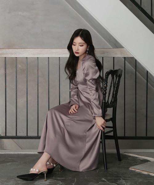 ANDGEEBEE(アンジービー)の「パフスリーブサテンワンピ(ワンピース・レディース・アッシュブラウン/ピンクベージュ・MEDIUM)」の17枚目の写真