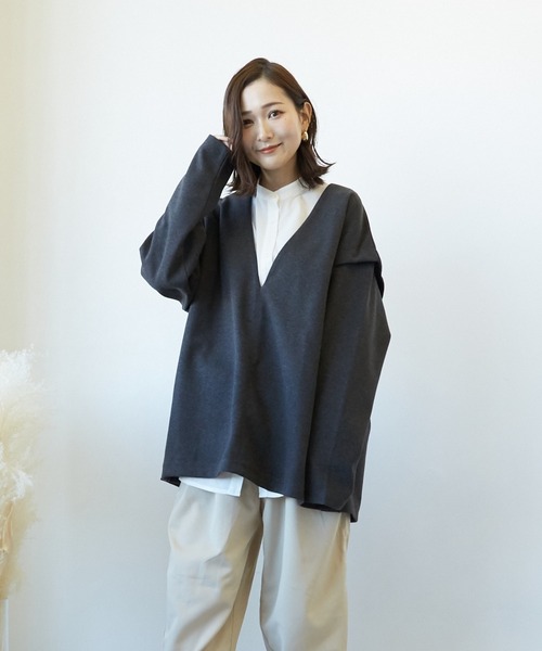 VIBGYOR(ヴィブジョー)の「カットツイル起毛深V-2wayトップス(AS)(その他トップス・レディース・チャコールグレー/ベージュ/ベージュ系その他・FREE)」の1枚目の写真