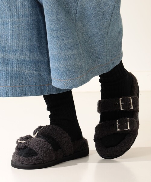 CAMINANDO（カミナンド）の「CAMINANDO / 2ストラップ ボアサンダル（サンダル・レディース・グレイッシュベージュ/チャコールグレー・6/7/8/9）」の3枚目の写真