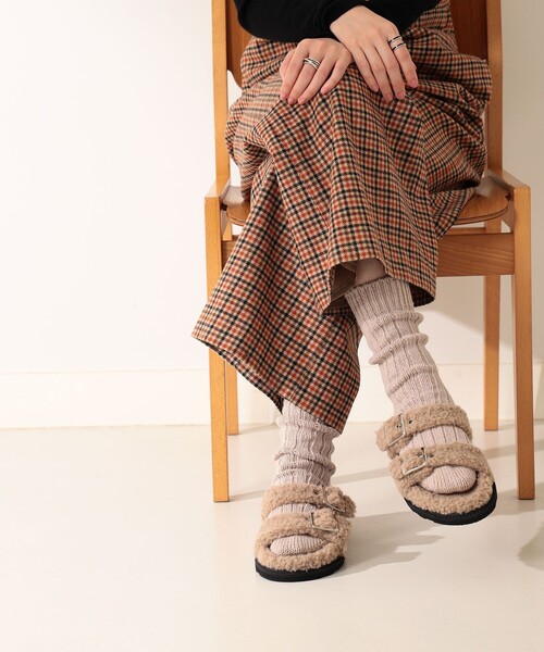 CAMINANDO（カミナンド）の「CAMINANDO / 2ストラップ ボアサンダル（サンダル・レディース・グレイッシュベージュ/チャコールグレー・6/7/8/9）」の8枚目の写真