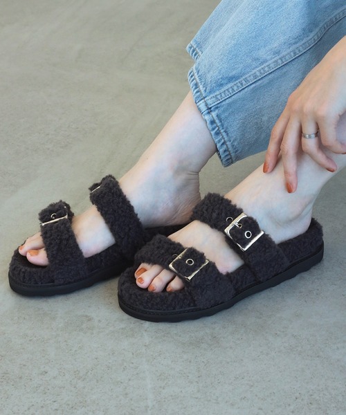 CAMINANDO（カミナンド）の「CAMINANDO / 2ストラップ ボアサンダル（サンダル・レディース・グレイッシュベージュ/チャコールグレー・6/7/8/9）」の16枚目の写真