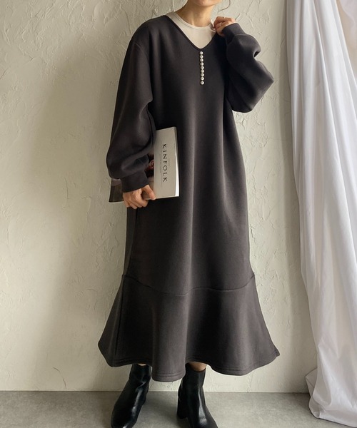 She's Closet(シーズクローゼット)の「裏起毛Vネックパール付き長袖フレアロングマーメイドワンピース(ワンピース・レディース・チャコールグレー/ブラック/モカ・FREE)」の3枚目の写真