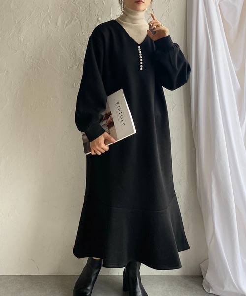 She's Closet(シーズクローゼット)の「裏起毛Vネックパール付き長袖フレアロングマーメイドワンピース(ワンピース・レディース・チャコールグレー/ブラック/モカ・FREE)」の2枚目の写真