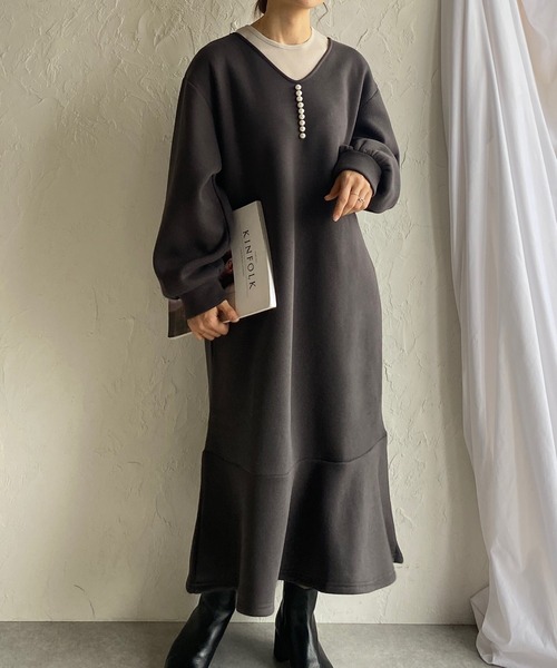 She's Closet(シーズクローゼット)の「裏起毛Vネックパール付き長袖フレアロングマーメイドワンピース(ワンピース・レディース・チャコールグレー/ブラック/モカ・FREE)」の9枚目の写真