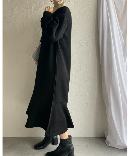 She's Closet(シーズクローゼット)の「裏起毛Vネックパール付き長袖フレアロングマーメイドワンピース(ワンピース・レディース・チャコールグレー/ブラック/モカ・FREE)」の15枚目の写真