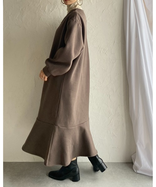 She's Closet(シーズクローゼット)の「裏起毛Vネックパール付き長袖フレアロングマーメイドワンピース(ワンピース・レディース・チャコールグレー/ブラック/モカ・FREE)」の4枚目の写真