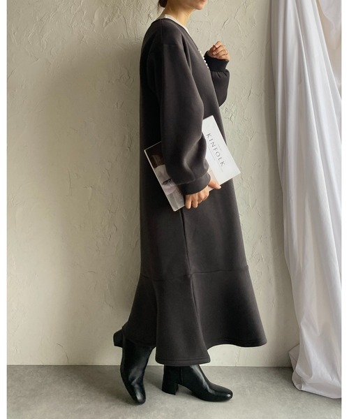 She's Closet(シーズクローゼット)の「裏起毛Vネックパール付き長袖フレアロングマーメイドワンピース(ワンピース・レディース・チャコールグレー/ブラック/モカ・FREE)」の10枚目の写真