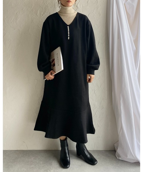 She's Closet(シーズクローゼット)の「裏起毛Vネックパール付き長袖フレアロングマーメイドワンピース(ワンピース・レディース・チャコールグレー/ブラック/モカ・FREE)」の16枚目の写真