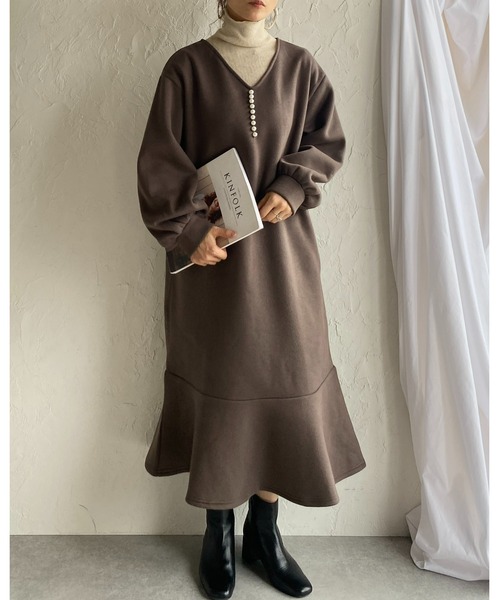 She's Closet(シーズクローゼット)の「裏起毛Vネックパール付き長袖フレアロングマーメイドワンピース(ワンピース・レディース・チャコールグレー/ブラック/モカ・FREE)」の5枚目の写真