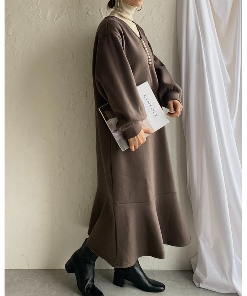 She's Closet(シーズクローゼット)の「裏起毛Vネックパール付き長袖フレアロングマーメイドワンピース(ワンピース・レディース・チャコールグレー/ブラック/モカ・FREE)」の22枚目の写真