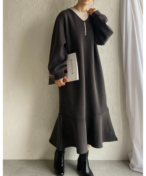 She's Closet(シーズクローゼット)の「裏起毛Vネックパール付き長袖フレアロングマーメイドワンピース(ワンピース・レディース・チャコールグレー/ブラック/モカ・FREE)」の11枚目の写真