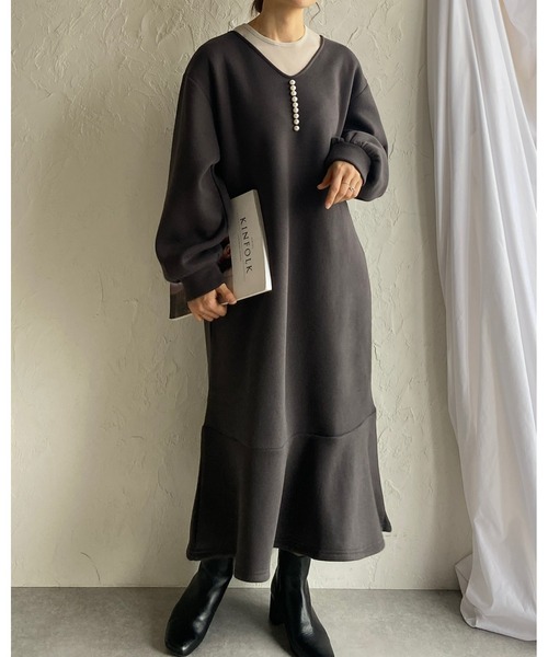 She's Closet(シーズクローゼット)の「裏起毛Vネックパール付き長袖フレアロングマーメイドワンピース(ワンピース・レディース・チャコールグレー/ブラック/モカ・FREE)」の17枚目の写真