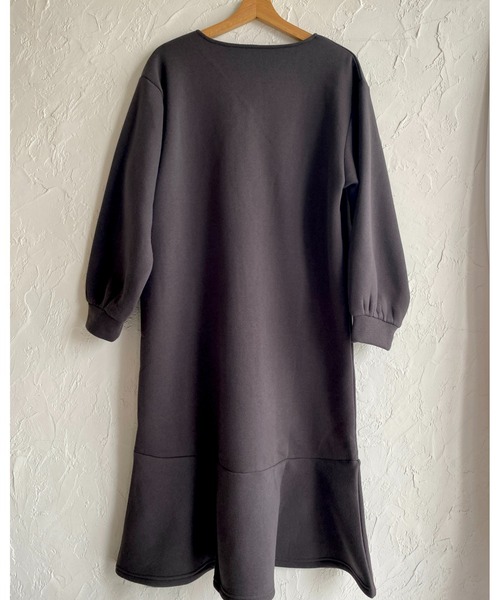 She's Closet(シーズクローゼット)の「裏起毛Vネックパール付き長袖フレアロングマーメイドワンピース(ワンピース・レディース・チャコールグレー/ブラック/モカ・FREE)」の12枚目の写真