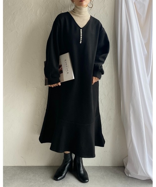 She's Closet(シーズクローゼット)の「裏起毛Vネックパール付き長袖フレアロングマーメイドワンピース(ワンピース・レディース・チャコールグレー/ブラック/モカ・FREE)」の18枚目の写真