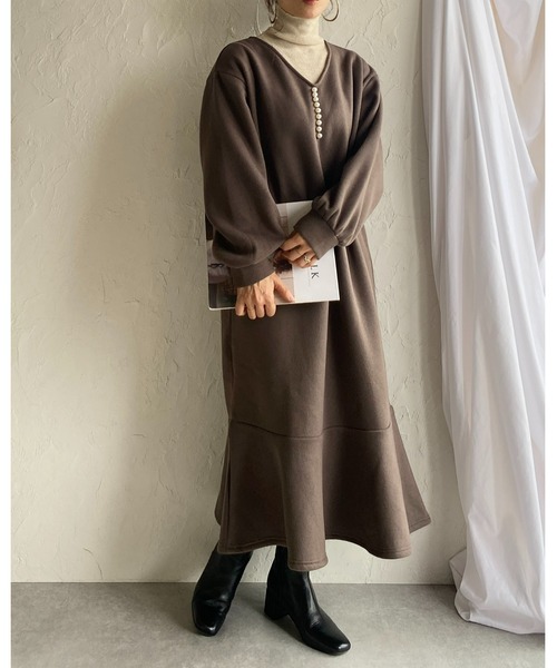 She's Closet(シーズクローゼット)の「裏起毛Vネックパール付き長袖フレアロングマーメイドワンピース(ワンピース・レディース・チャコールグレー/ブラック/モカ・FREE)」の7枚目の写真