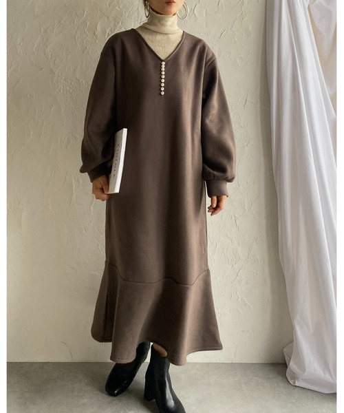 She's Closet(シーズクローゼット)の「裏起毛Vネックパール付き長袖フレアロングマーメイドワンピース(ワンピース・レディース・チャコールグレー/ブラック/モカ・FREE)」の13枚目の写真