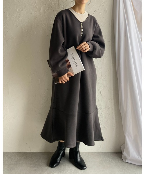 She's Closet(シーズクローゼット)の「裏起毛Vネックパール付き長袖フレアロングマーメイドワンピース(ワンピース・レディース・チャコールグレー/ブラック/モカ・FREE)」の19枚目の写真