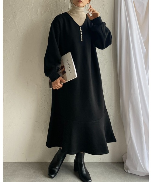 She's Closet(シーズクローゼット)の「裏起毛Vネックパール付き長袖フレアロングマーメイドワンピース(ワンピース・レディース・チャコールグレー/ブラック/モカ・FREE)」の8枚目の写真