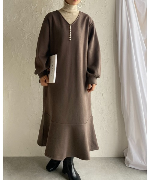 She's Closet(シーズクローゼット)の「裏起毛Vネックパール付き長袖フレアロングマーメイドワンピース(ワンピース・レディース・チャコールグレー/ブラック/モカ・FREE)」の14枚目の写真