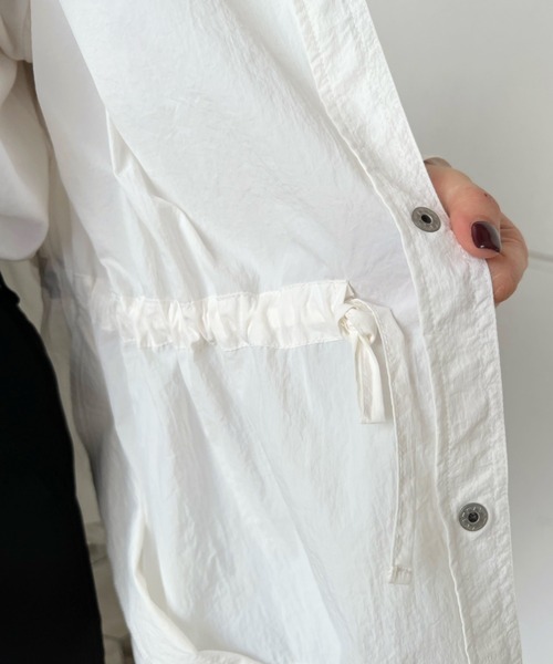 moment+（モーメントプラス）の「シアーナイロンワッシャーフリルマウンテンパーカー（マウンテンパーカー・レディース・ブラック/カーキ/オフホワイト・M）」の17枚目の写真