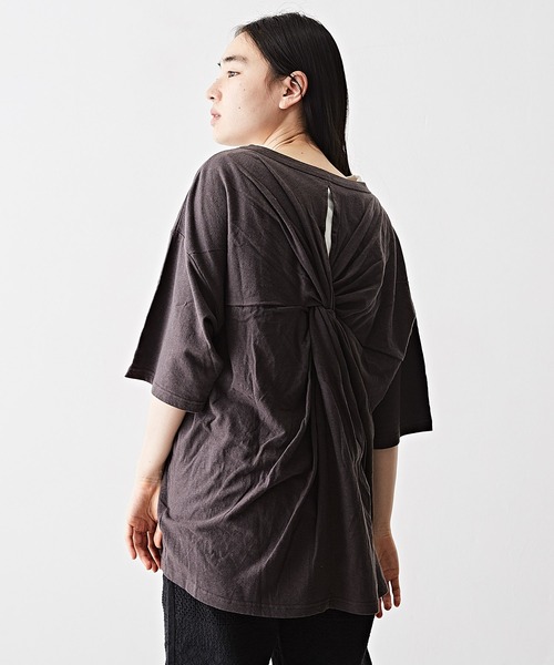 TOBILA（トビラ）の「綿麻天竺バックツイストクルーネックTシャツ（Tシャツ/カットソー・レディース・スミクロ/ピンク/ホワイト/ブラウン・M）」の3枚目の写真