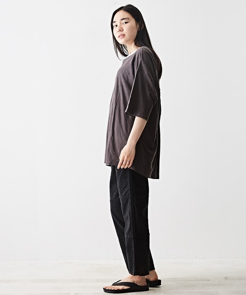 TOBILA（トビラ）の「綿麻天竺バックツイストクルーネックTシャツ（Tシャツ/カットソー・レディース・スミクロ/ピンク/ホワイト/ブラウン・M）」の11枚目の写真