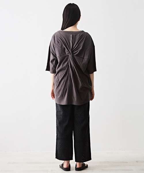 TOBILA（トビラ）の「綿麻天竺バックツイストクルーネックTシャツ（Tシャツ/カットソー・レディース・スミクロ/ピンク/ホワイト/ブラウン・M）」の17枚目の写真