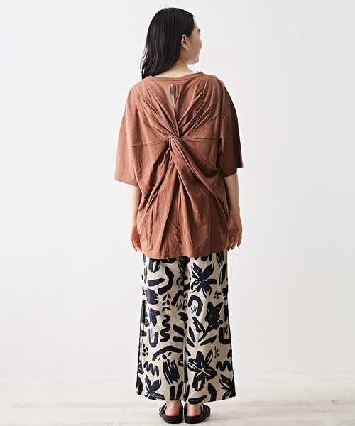 TOBILA（トビラ）の「綿麻天竺バックツイストクルーネックTシャツ（Tシャツ/カットソー・レディース・スミクロ/ピンク/ホワイト/ブラウン・M）」の8枚目の写真