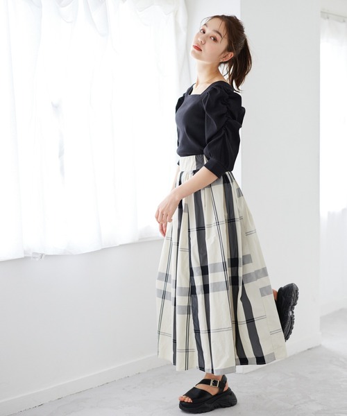 mysty woman(ミスティウーマン)の「パワショル2WAYテレコプルオーバー 907305(Tシャツ/カットソー・レディース・ライトブルー/ブラック/ホワイト系その他/ブラック系その他/オフホワイト・FREE)」の11枚目の写真