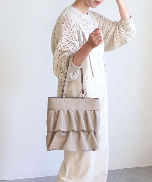 MIAN （ミアン）の「フリルトートバッグ（トートバッグ・レディース・グレイッシュベージュ/ブルー/ブラック・FREE）」の3枚目の写真