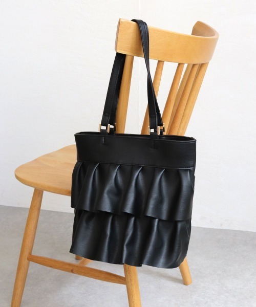 MIAN （ミアン）の「フリルトートバッグ（トートバッグ・レディース・グレイッシュベージュ/ブルー/ブラック・FREE）」の2枚目の写真