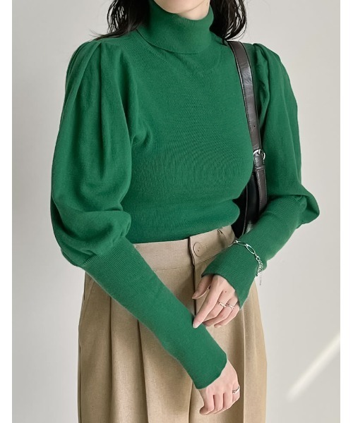 Re:EDIT（リエディ）の「[2023-24 WINTER COLLECTION]パフショルダー細リブタートルニットトップス（ニット/セーター・レディース・ベージュ/グリーン/アイボリー/チャコールグレー/ブルー/ホワイト×ブラック/ブラック/キャメル/レッド/パープル・LARGE/MEDIUM）」の2枚目の写真